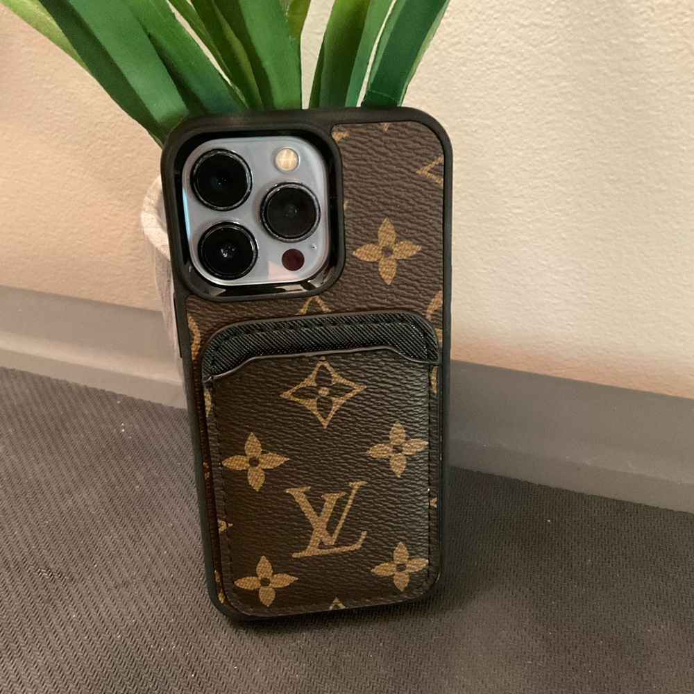 New IPhone 13 Pro case and pouch